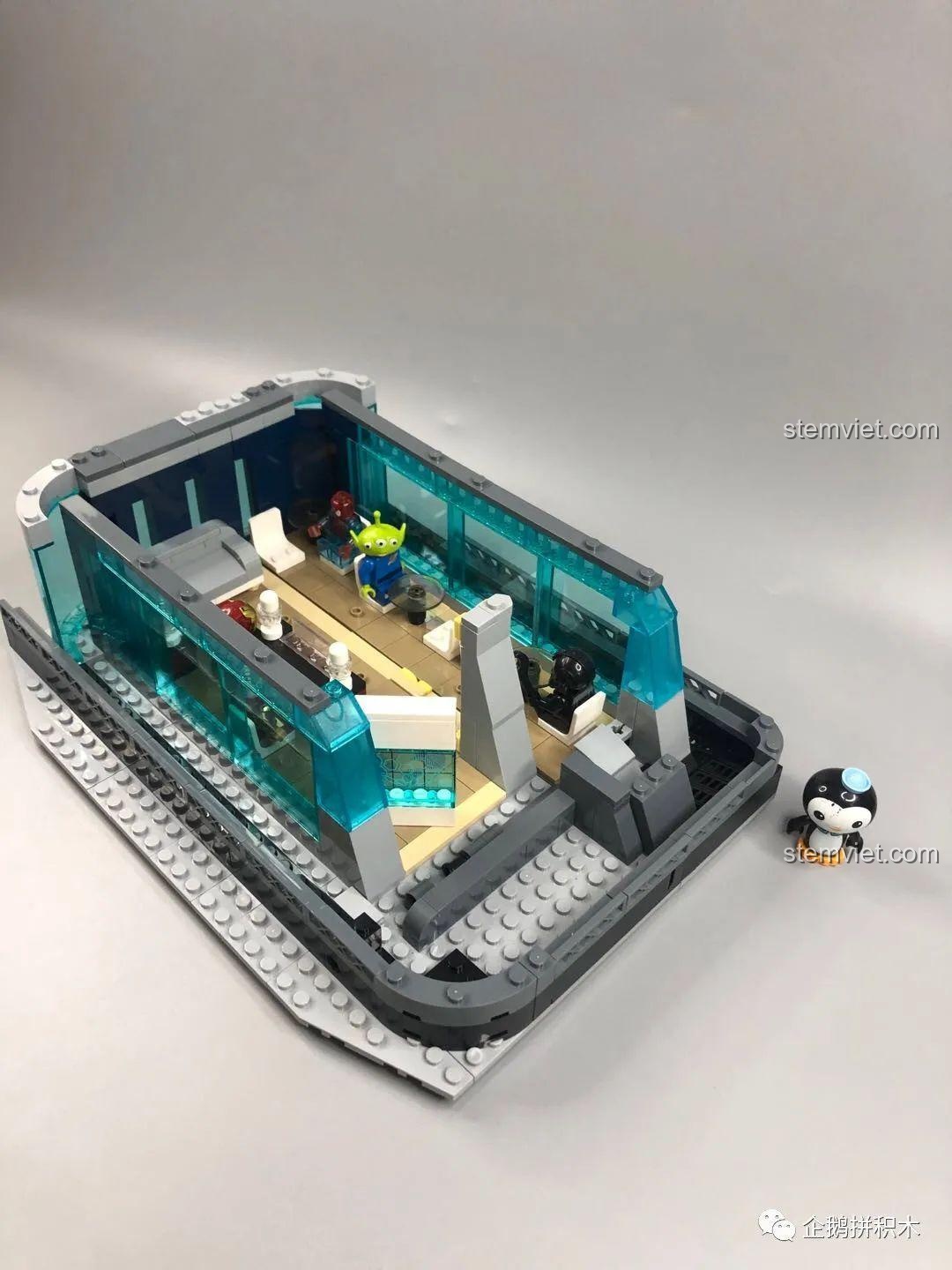 Góc nhìn từ trên xuống khu vực tiếp khách tầng 2 của Tòa Tháp Avengers Taige Blocks 55120, cho thấy bố cục và các chi tiết nhỏ, bộ lắp ghép Trụ sở Avengers.