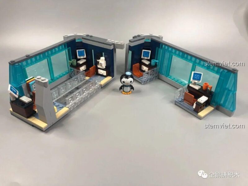 Chi tiết bàn làm việc và máy tính trong khu vực văn phòng tầng 3 Tòa Tháp Avengers Taige Blocks 55120, một phần của bộ lắp ghép Tòa Tháp Anh Hùng.