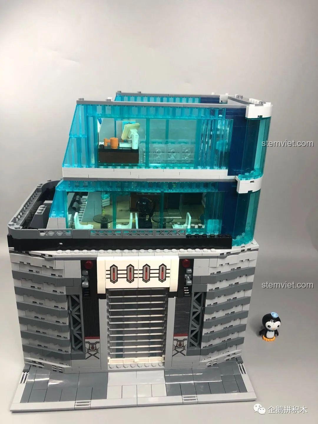 Mặt sau của mô hình tầng 3 Tòa Tháp Avengers Taige Blocks 55120, cho thấy cấu trúc và chi tiết mặt ngoài, đồ chơi mô hình Tòa Tháp Avengers.