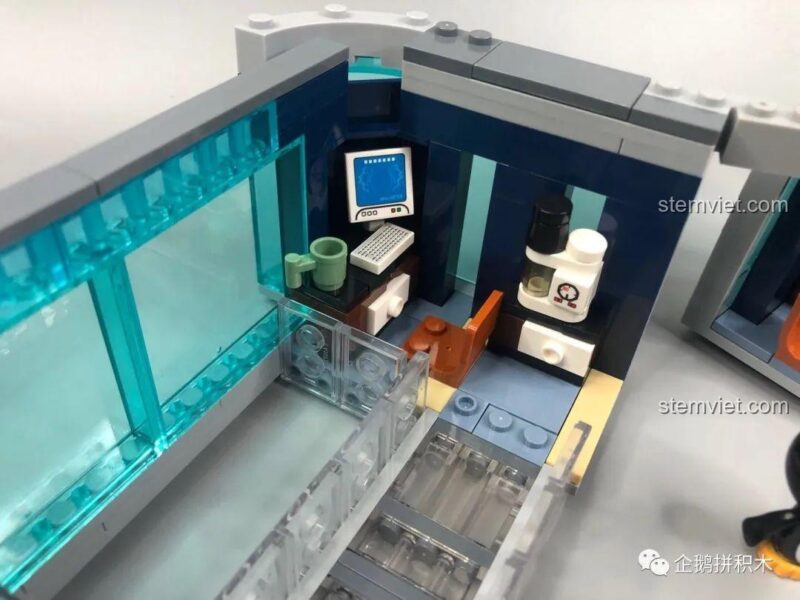 Góc nhìn khác của khu vực văn phòng tầng 3 Tòa Tháp Avengers Taige Blocks 55120, với các chi tiết nội thất và vách ngăn trong suốt, bộ xếp hình Trụ sở Avengers.
