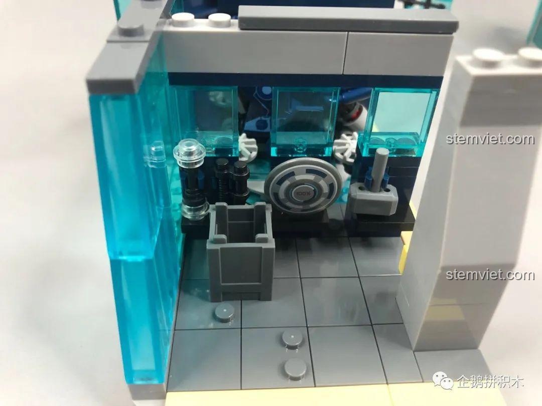 Mô hình tầng 4 của Tòa Tháp Avengers Taige Blocks 55120 khi mở ra, trưng bày nội thất chi tiết, đồ chơi xây dựng Tòa nhà Stark.
