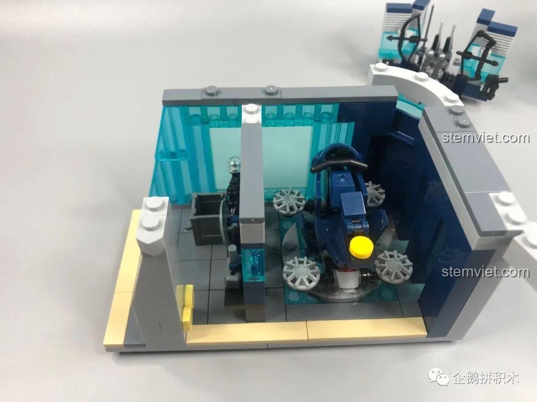 Mô hình mô tô tương lai trong phòng chuẩn bị chiến đấu tầng 5 Tòa Tháp Avengers Taige Blocks 55120, một chi tiết độc đáo của bộ lắp ghép.