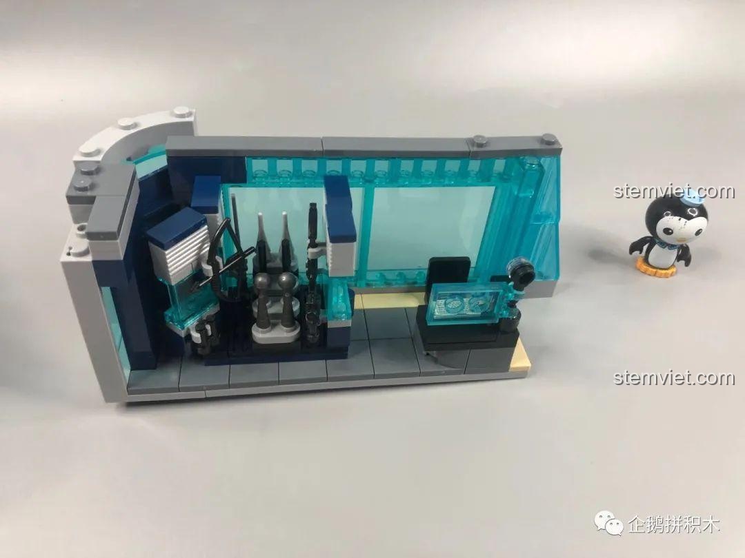 Phòng chuẩn bị chiến đấu tầng 5 của Tòa Tháp Avengers Taige Blocks 55120, trưng bày vũ khí và mô tô tương lai, chi tiết ấn tượng của bộ lắp ghép siêu anh hùng.