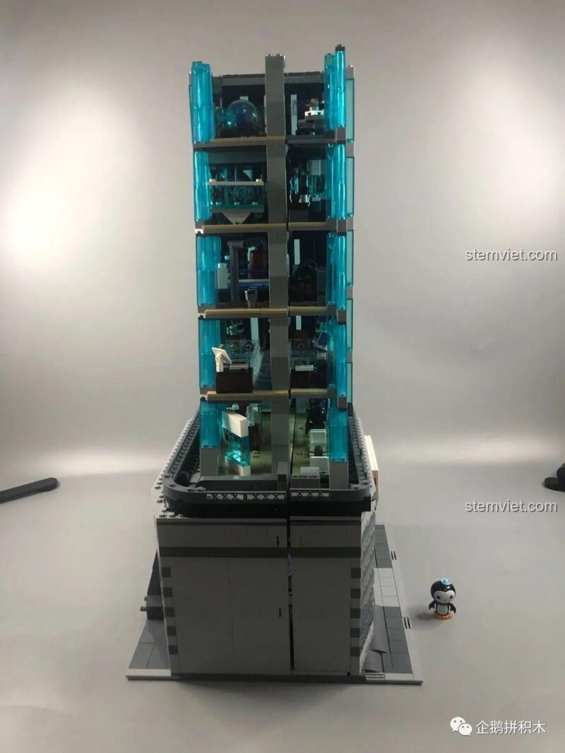 Góc nhìn khác của phòng thí nghiệm tầng 6 Tòa Tháp Avengers Taige Blocks 55120, với các thiết bị và màn hình, bộ xếp hình Trụ sở Avengers.