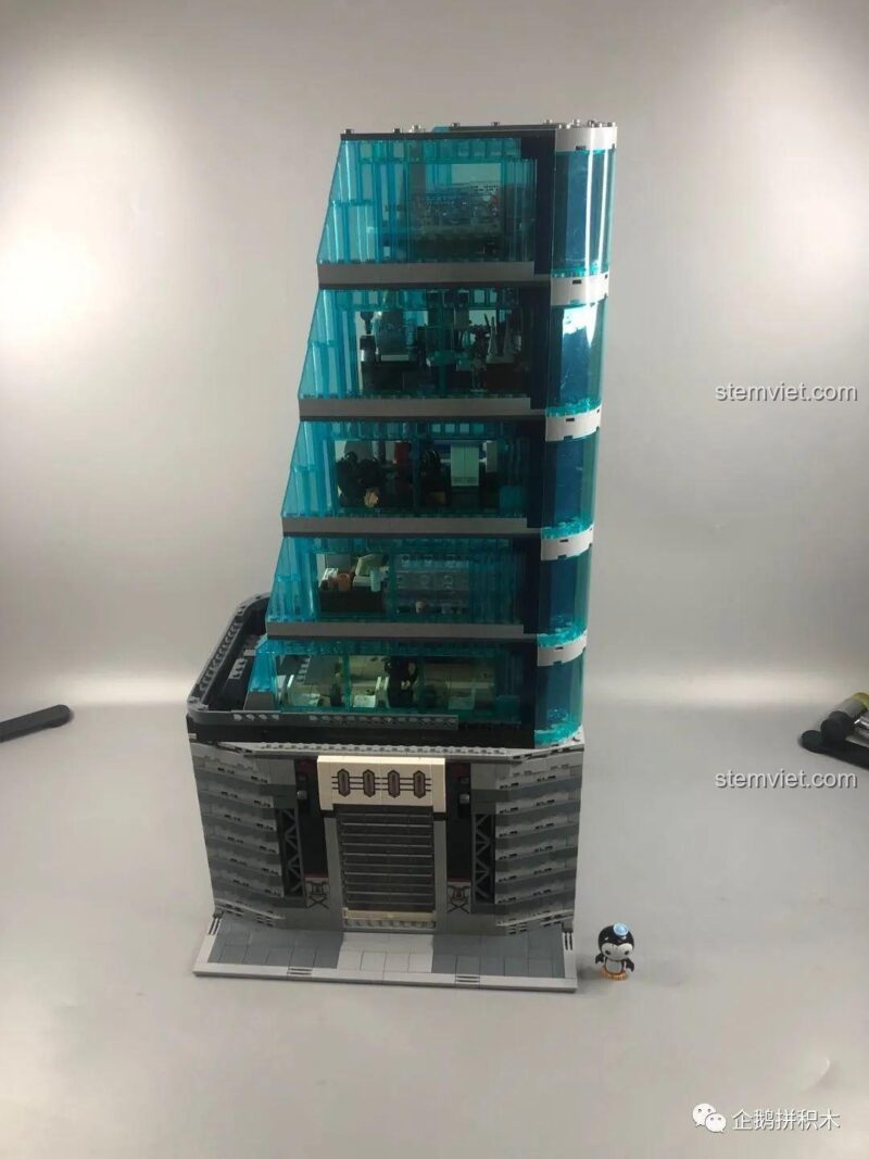 Sàn nhà trong suốt của phòng thí nghiệm tầng 6 Tòa Tháp Avengers Taige Blocks 55120, cho phép nhìn xuyên xuống các tầng dưới, đồ chơi mô hình Tòa Tháp Anh Hùng.