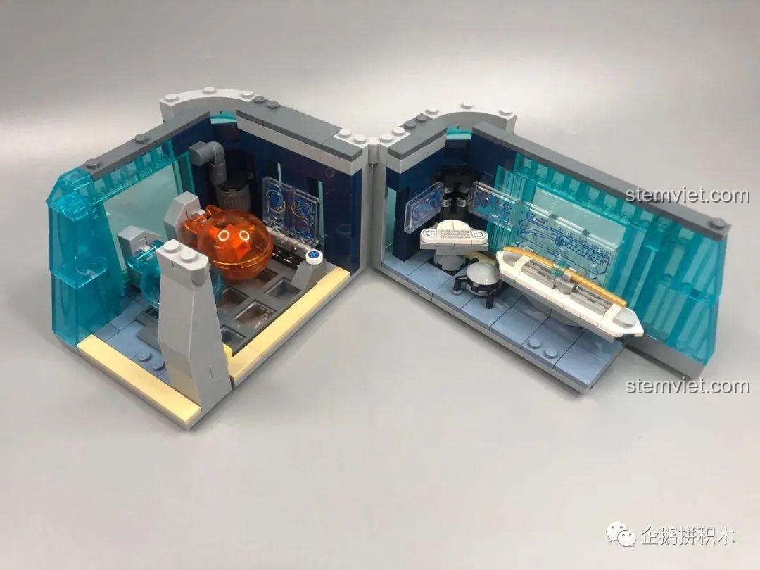 Chi tiết thiết bị khoa học và màn hình trong suốt trong phòng thí nghiệm tầng 6 Tòa Tháp Avengers Taige Blocks 55120, tăng tính chân thực cho bộ lắp ghép.