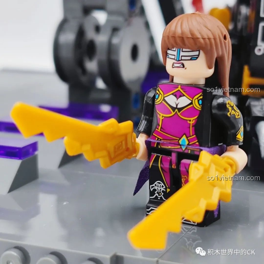 Minifigure Takahashi Yumiko sẵn sàng chiến đấu cùng Kỵ Sĩ Tai Ương, tạo dáng mạnh mẽ và đầy khí thế.