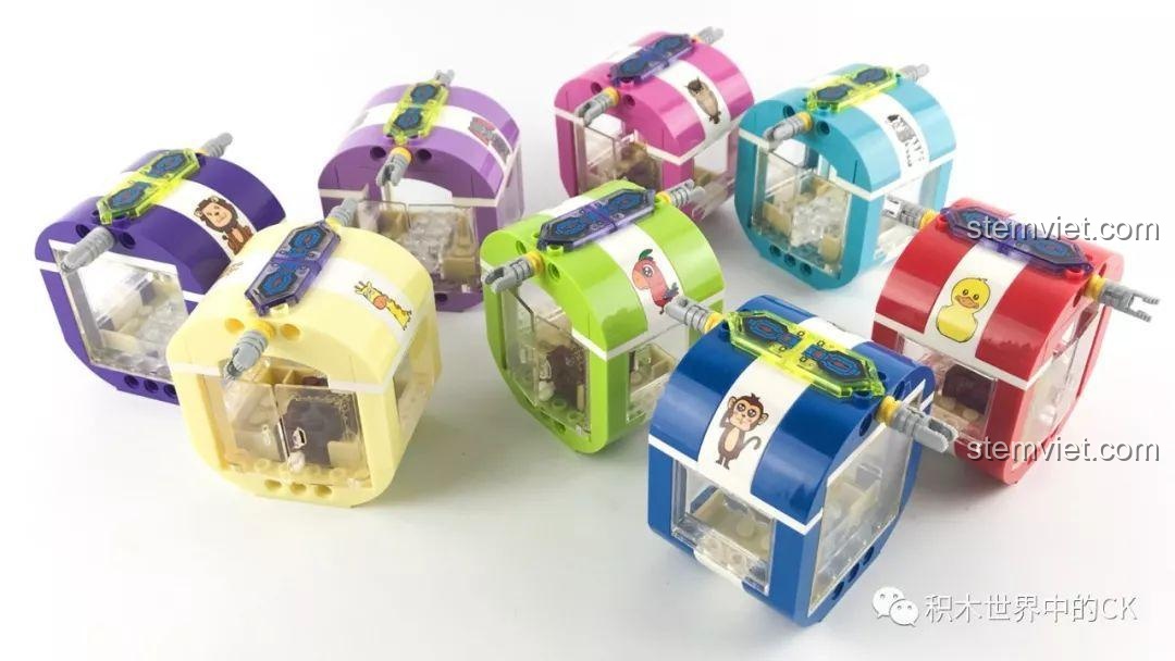 Tám chiếc cabin đầy màu sắc của Vòng Quay Mặt Trời Winner 7036 đã được lắp ráp hoàn chỉnh.