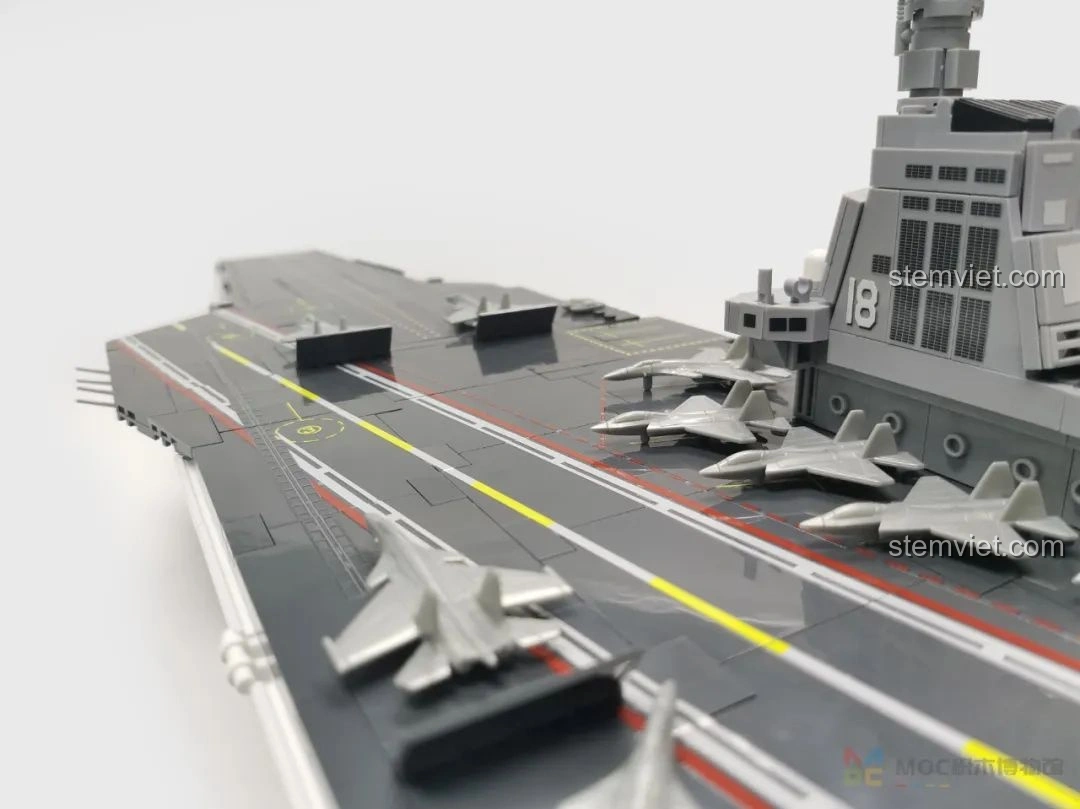 Tấm chắn khí động học có thể mở ra khi máy bay cất cánh trên mô hình tàu sân bay Phúc Kiến Sluban M38-B1188.