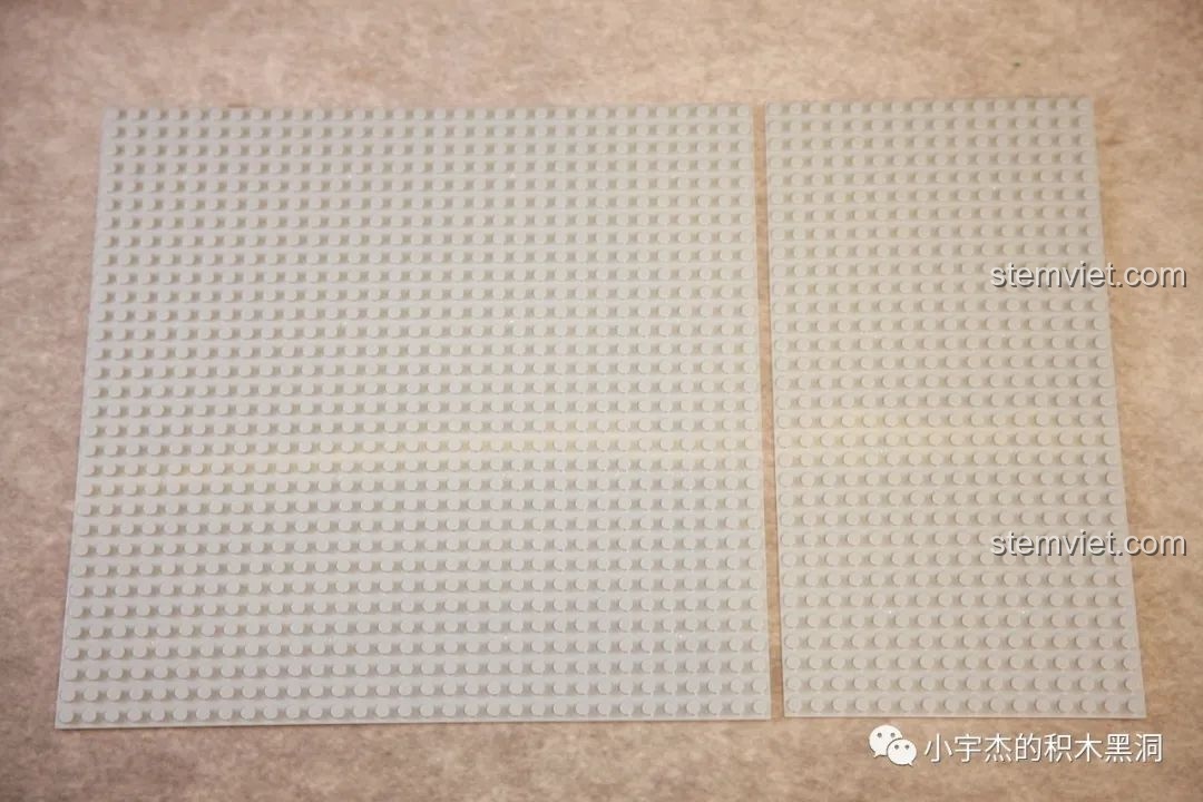 Hai tấm đế baseplate màu xám, một lớn một nhỏ, của bộ K-Box 10507.