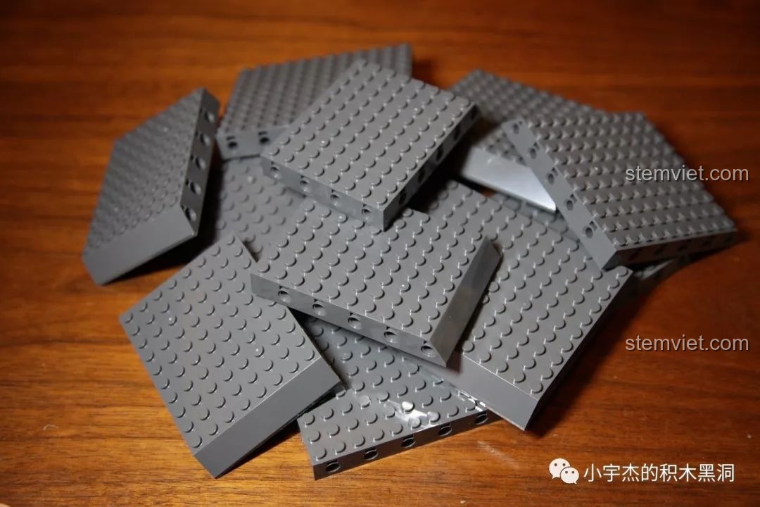 Các tấm đế màu xám đặc trưng của WANGE, dùng làm nền cho mô hình Đấu trường Colosseum La Mã.