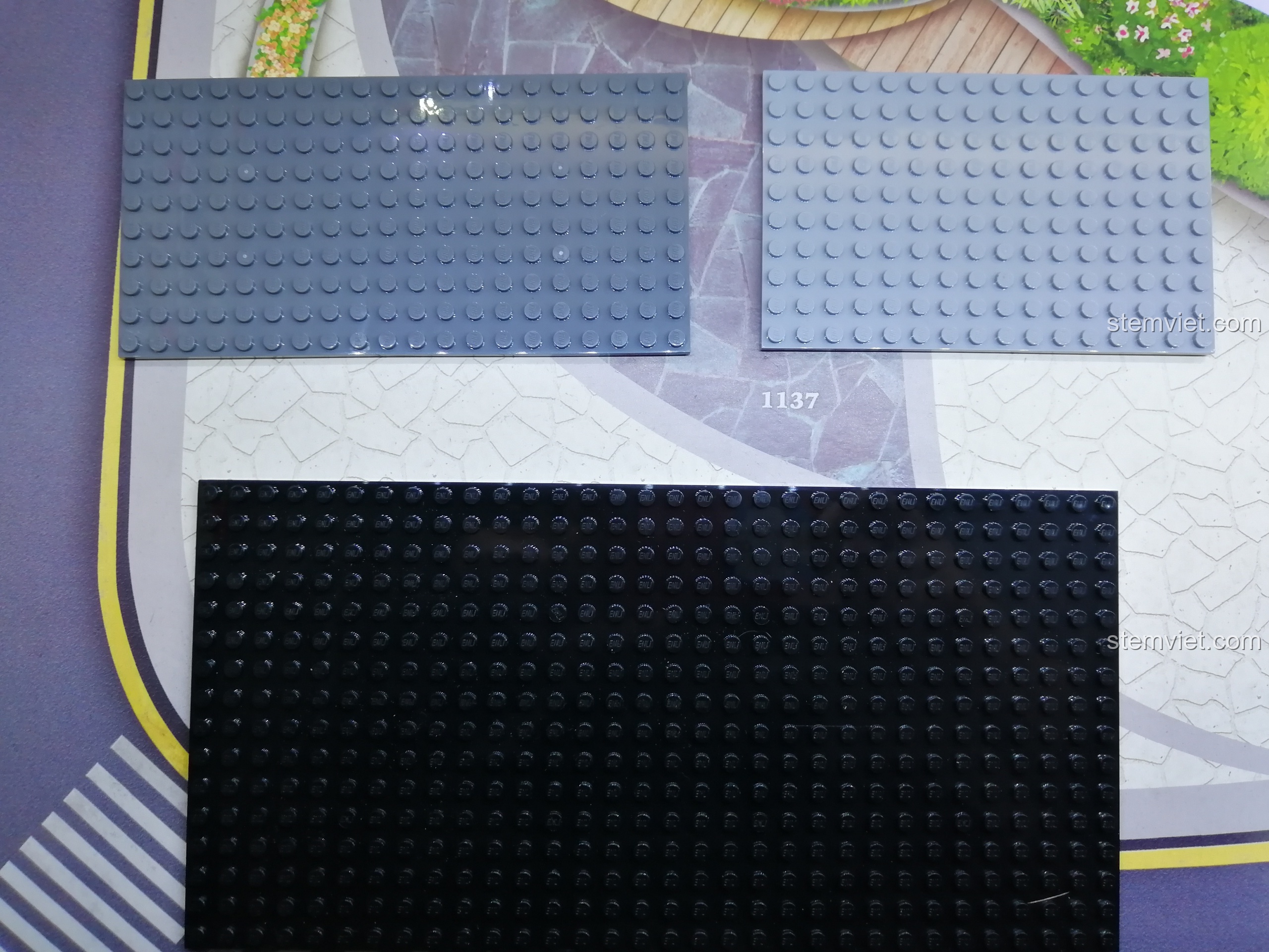 Các tấm plate đế đi kèm trong bộ QMAN 1137, bao gồm một tấm lớn và hai tấm nhỏ để xây dựng nền móng.