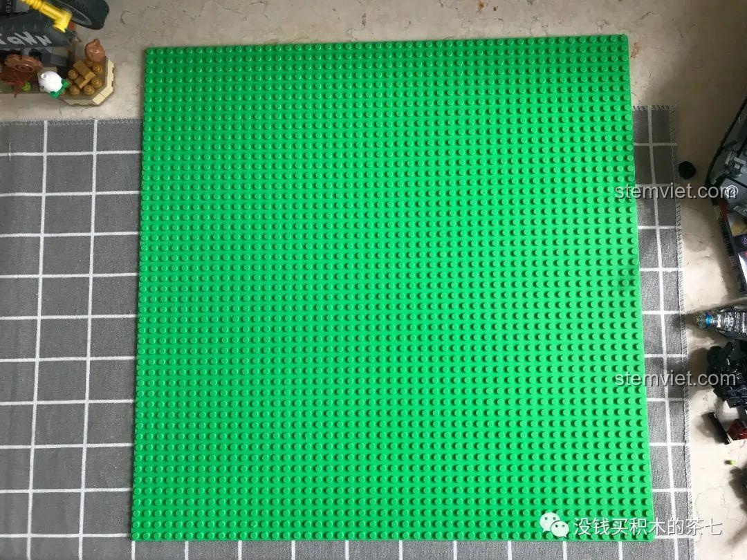 Tấm đế lớn màu xanh lá cây kích thước 48x48 của bộ xếp hình Lâu Đài Hoàng Gia 604003.