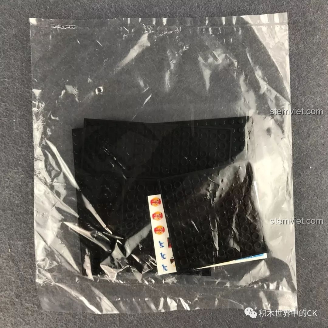 Túi riêng chứa các tấm đế lớn và sticker của bộ xếp hình Mô mini street view 7-Eleven 601017 giá bình dân.