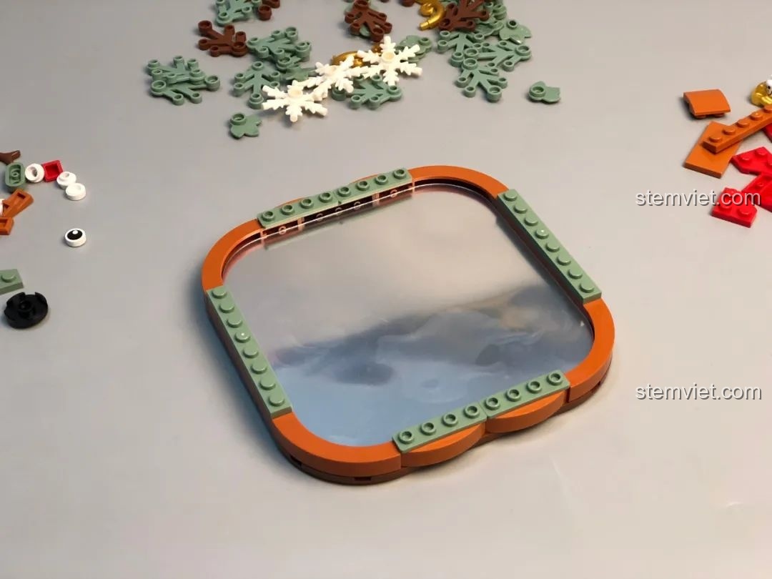 Tấm gương mềm mại của Gương Nhỏ Giáng Sinh JAKI được gắn vào khung, rất rõ nét và an toàn.