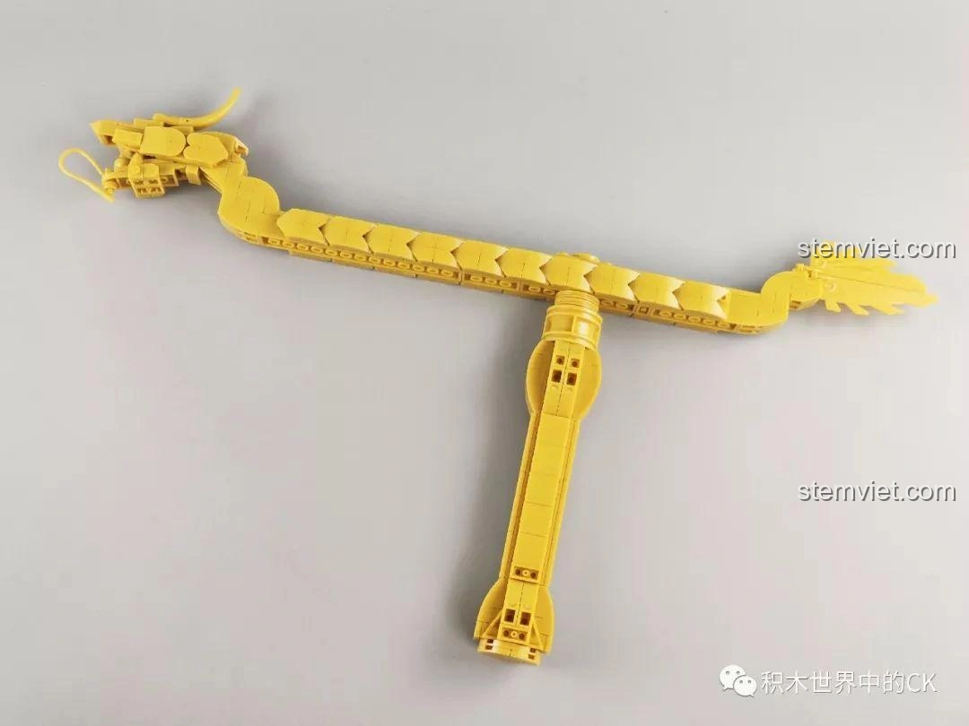 Tầm Long Xích SEMBO 605102 đang trong quá trình lắp ráp, phần đầu và thân rồng đã kết nối.