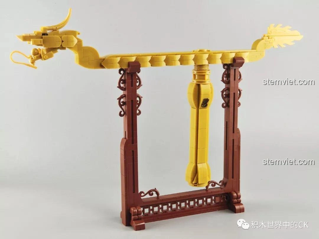 Tầm Long Xích SEMBO 605102 được trưng bày, thể hiện vẻ đẹp của vật phẩm thần bí từ phim Thám Tử Phố Tàu 3.