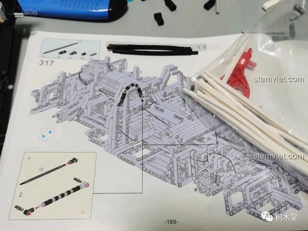 Các tấm ốp sườn của bộ Feifan F10002 Lamborghini Aventador SVJ Roadster, sử dụng các khối gạch để tạo hình.