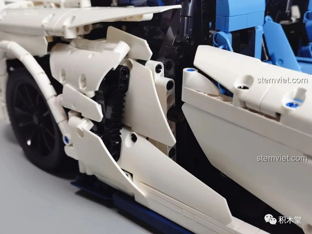 Hai loại tấm ốp sườn khác nhau trong bộ Feifan F10002 Lamborghini Aventador SVJ Roadster, cần chú ý khi lắp.