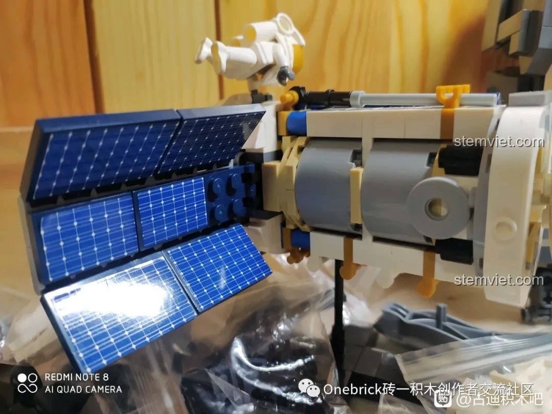 Chi tiết các tấm pin năng lượng mặt trời của mô hình Vệ tinh GUDI 10801 được mở rộng hoàn toàn.