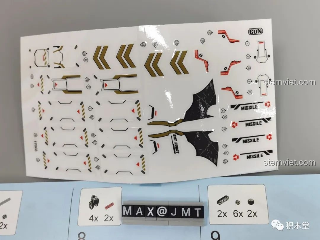 Tấm sticker UV cảm ứng áp suất (decal chuyển) đi kèm trong bộ Robot hạng nặng của Batman.