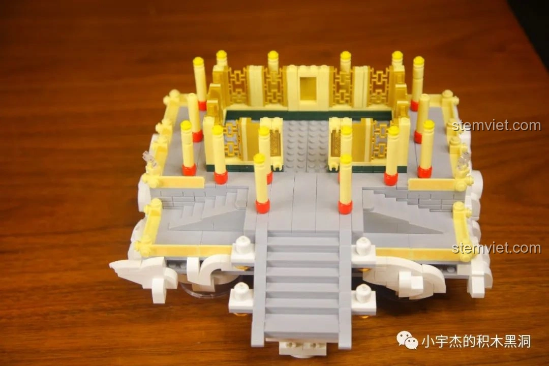 Tầng một của mô hình Sluban M38-B0935 Vân Tiêu Bảo Điện đã hoàn thành, với các chi tiết trang trí cổ điển.