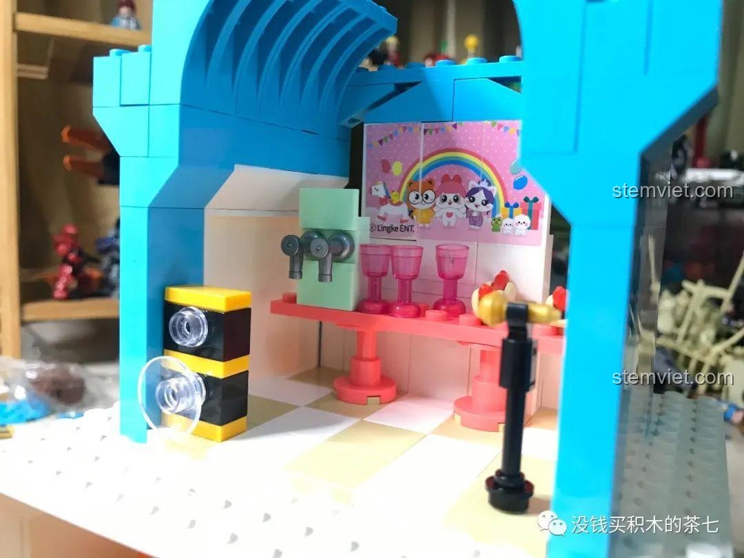 Khối tầng hai và sân thượng đã được lắp ráp hoàn chỉnh, sẵn sàng để đặt lên trên tầng một.