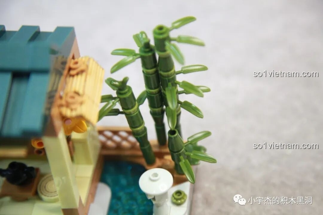 Tầng trệt của mô hình inbrixx 880018 Ngôi Nhà Nhật Bản Kumamon với đèn LED đã được bật sáng, tạo hiệu ứng lung linh.