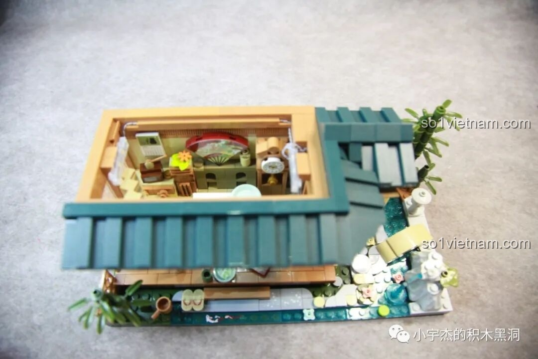 Tầng trệt của mô hình inbrixx 880018 Ngôi Nhà Nhật Bản Kumamon đã hoàn thành, với mái ngói và nội thất.