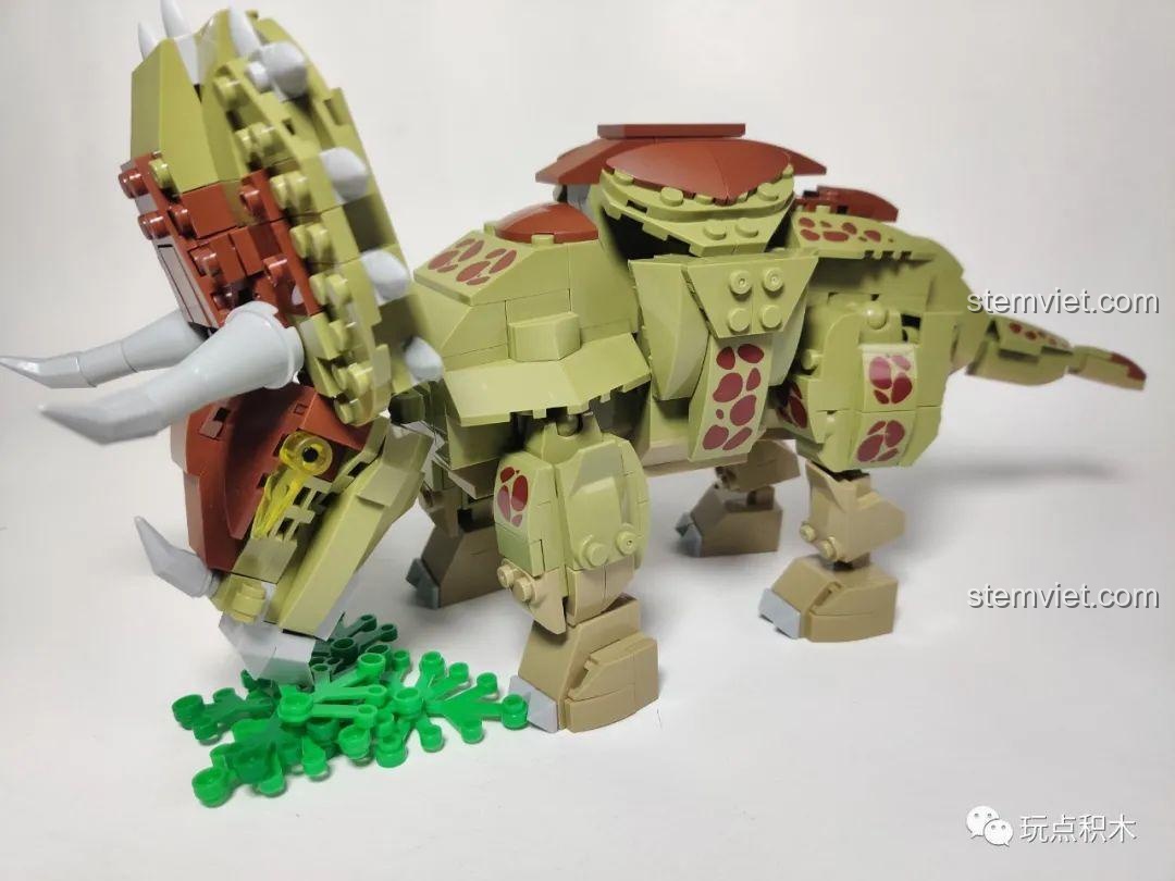 Mô hình khủng long ba sừng WOMA C0451 được tạo dáng đang ăn cỏ, cho thấy khả năng tạo hình đa dạng và thân thiện.