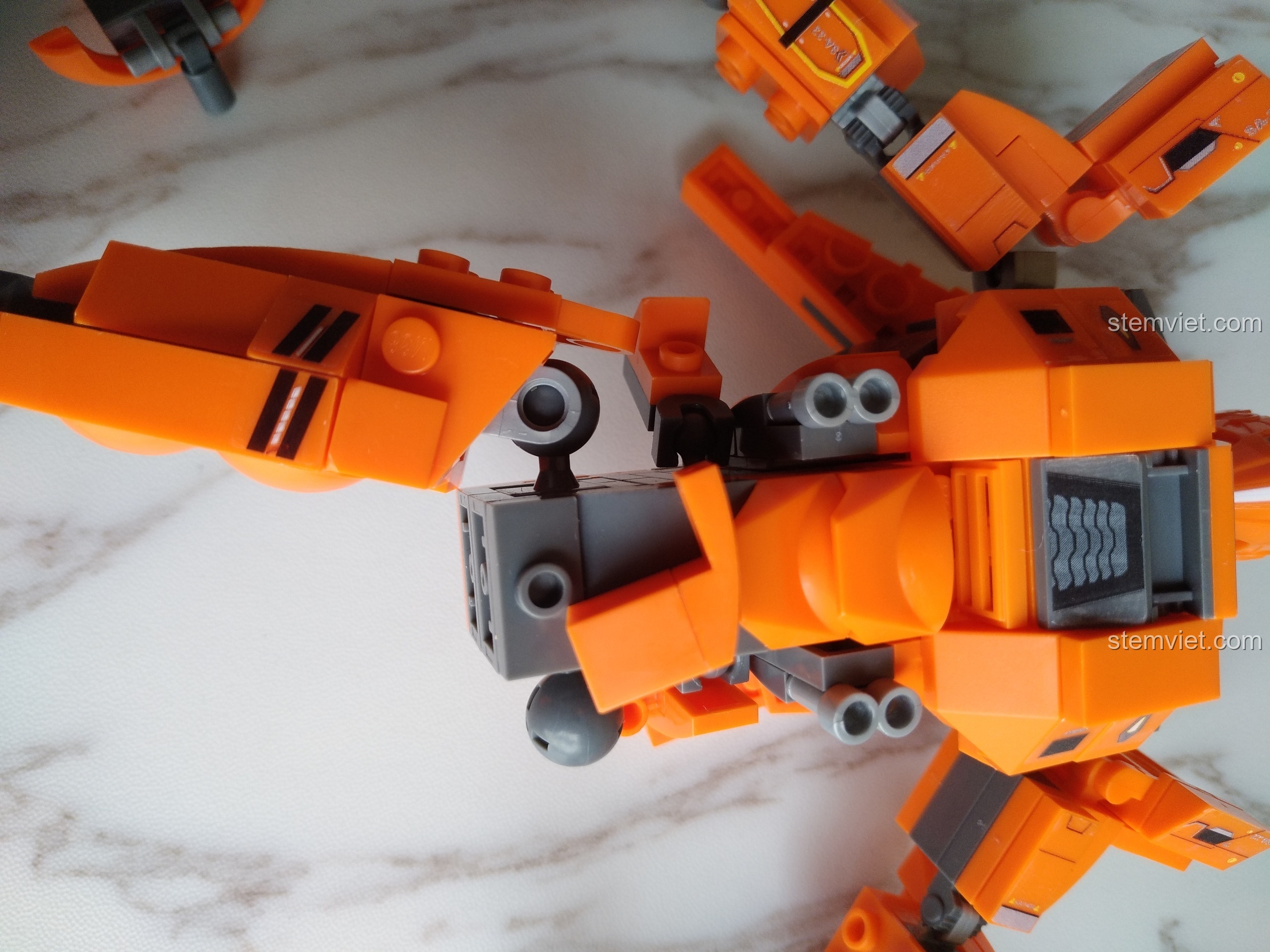 Tạo dáng trồng cây chuối cho bộ xếp hình 726B, một thử thách thực sự do các khớp nối không chắc chắn.