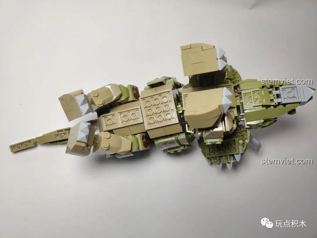 Mô hình khủng long WOMA C0451 được tạo dáng đang tức giận, nằm lăn ra sàn, thể hiện sự linh hoạt của các khớp nối.