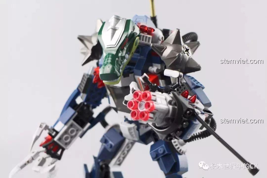 Robot Mecha Cá Sấu Cuồng Chiến đang ngắm bắn bằng khẩu súng máy trên tay phải.