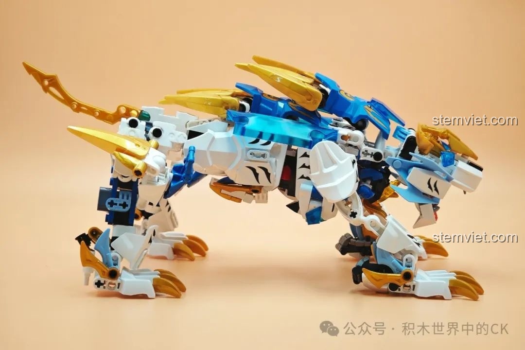 Thần Thú Bạch Hổ trong tư thế săn mồi, thể hiện sự linh hoạt của các khớp nối.