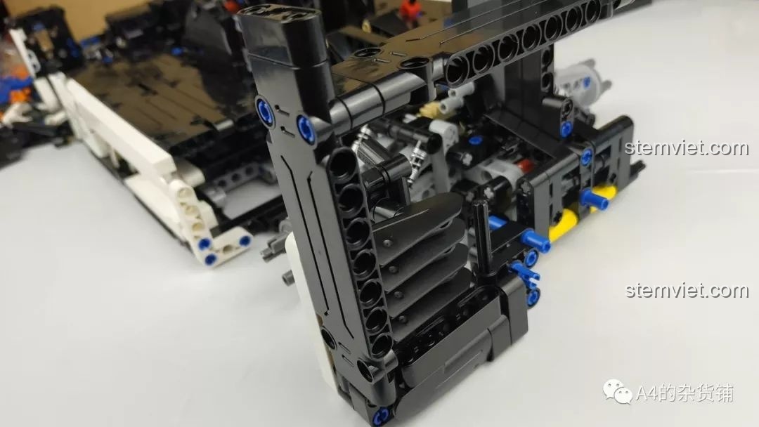 Công đoạn tạo hình cửa xe và thân vỏ bằng các tấm panel và ống cao su mềm.