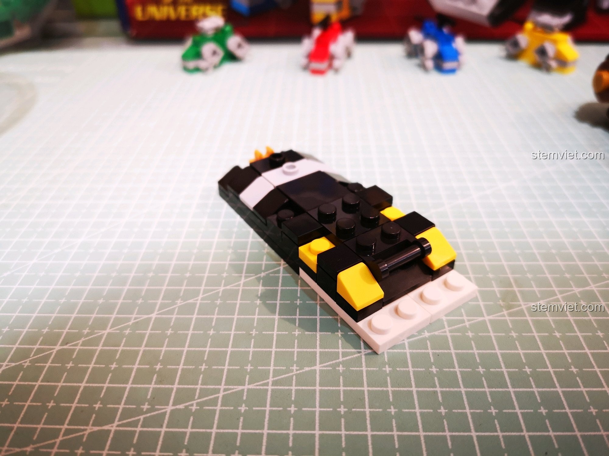 Phần lưng của Sư tử Đen được tạo hình cong mềm mại từ các mảnh ghép.