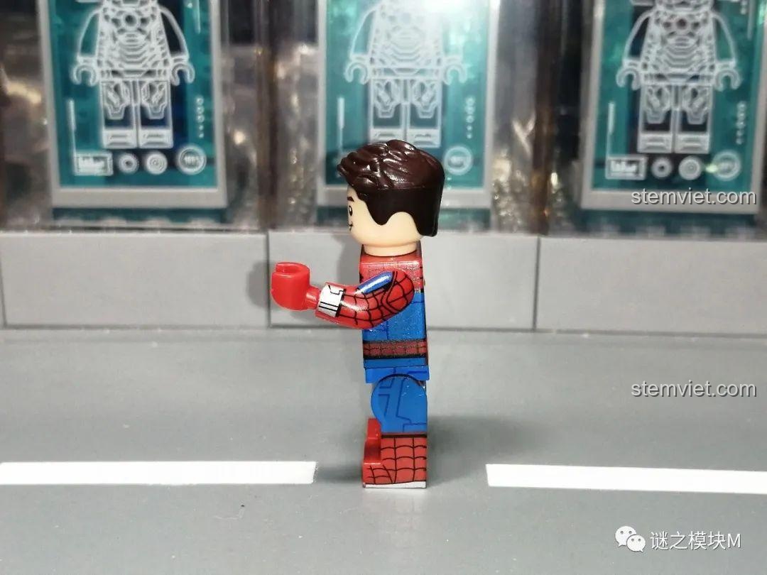 Tất cả các minifigure zombie trong bộ WM6132 được trưng bày cùng nhau.