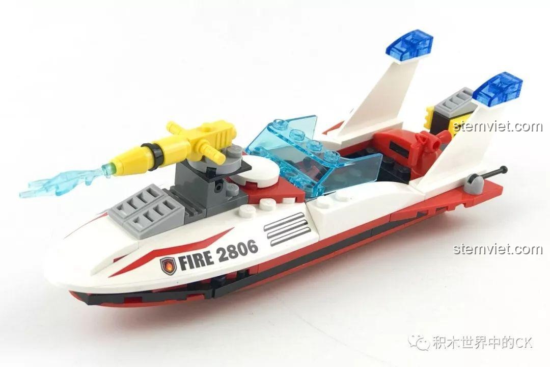 Mô hình tàu cao tốc cứu hỏa từ bộ QMAN 2806 với vòi rồng đang phun nước, thiết kế thể thao.