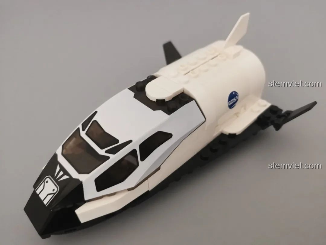 Tàu con thoi GUDI 10803 hoàn chỉnh với nắp buồng lái được in sẵn họa tiết.