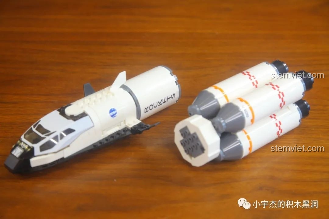 Tàu con thoi và cụm tên lửa đẩy của bộ GUDI 10803 được đặt cạnh nhau trước khi lắp ráp.