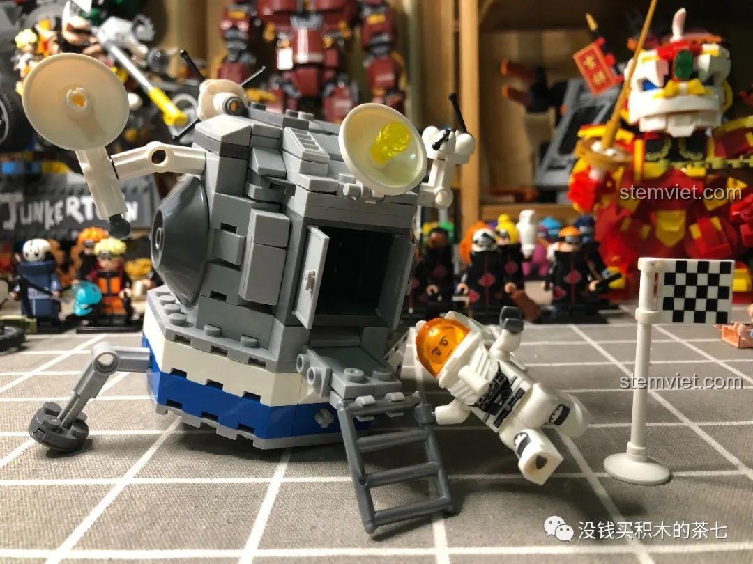 Mô hình XINGBAO XB-16001 Tàu Đổ Bộ Mặt Trăng với một chân đỡ bị gãy, kèm theo minifigure phi hành gia.