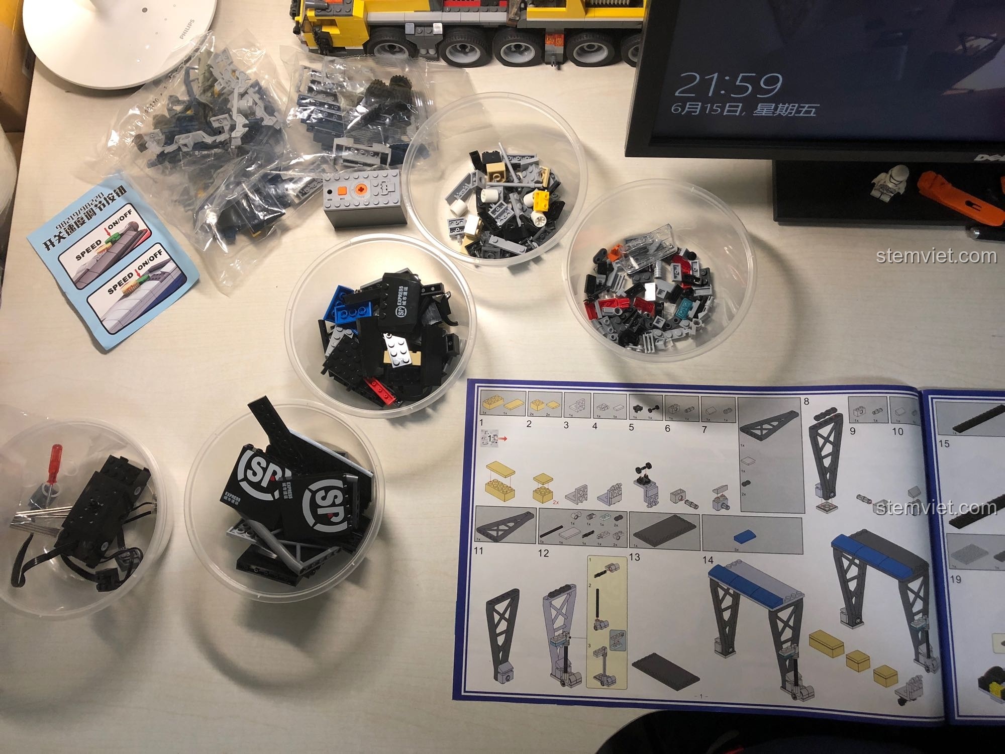 Bắt đầu quá trình lắp ráp bộ KAZI 98220 Tàu Hỏa Đông Phong 11Z với các mảnh ghép được phân loại và sách hướng dẫn.