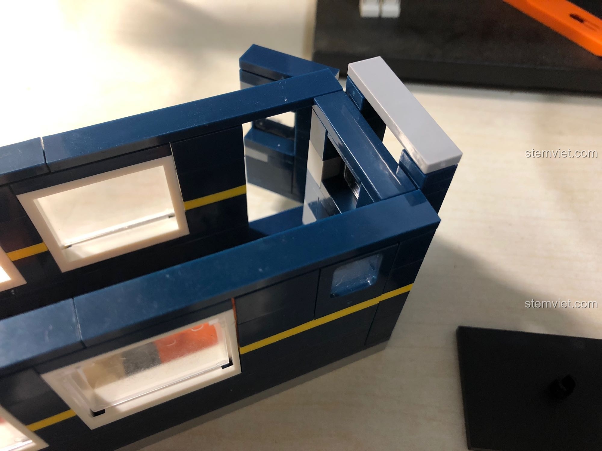 Góc nhìn toa hành lý của bộ KAZI 98220 Tàu Hỏa Đông Phong 11Z, thể hiện cấu trúc và màu sắc.