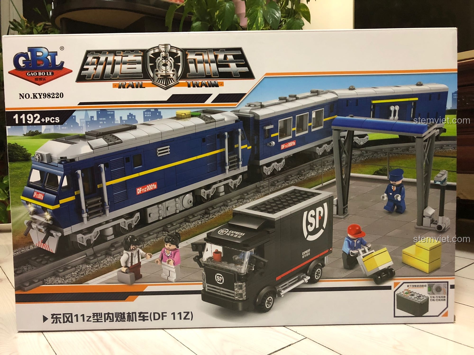 Hộp sản phẩm bộ lắp ráp KAZI 98220 Tàu Hỏa Đông Phong 11Z với hình ảnh tàu hỏa, xe tải và sân ga, thu hút bé trai 6 tuổi.