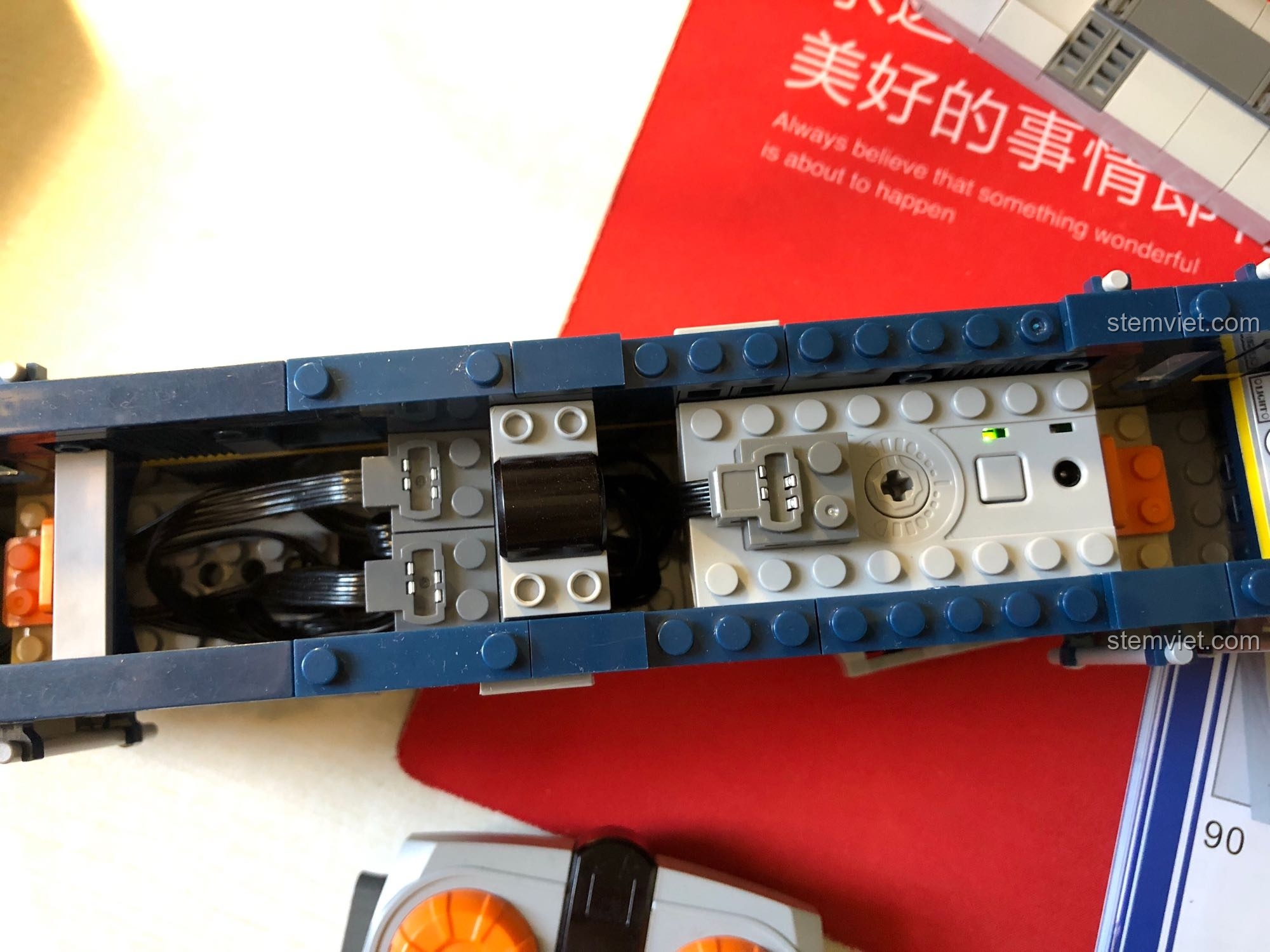 Quá trình lắp đặt động cơ và hộp pin vào đầu máy của bộ KAZI 98220 Tàu Hỏa Đông Phong 11Z, chuẩn bị cho tàu chạy.