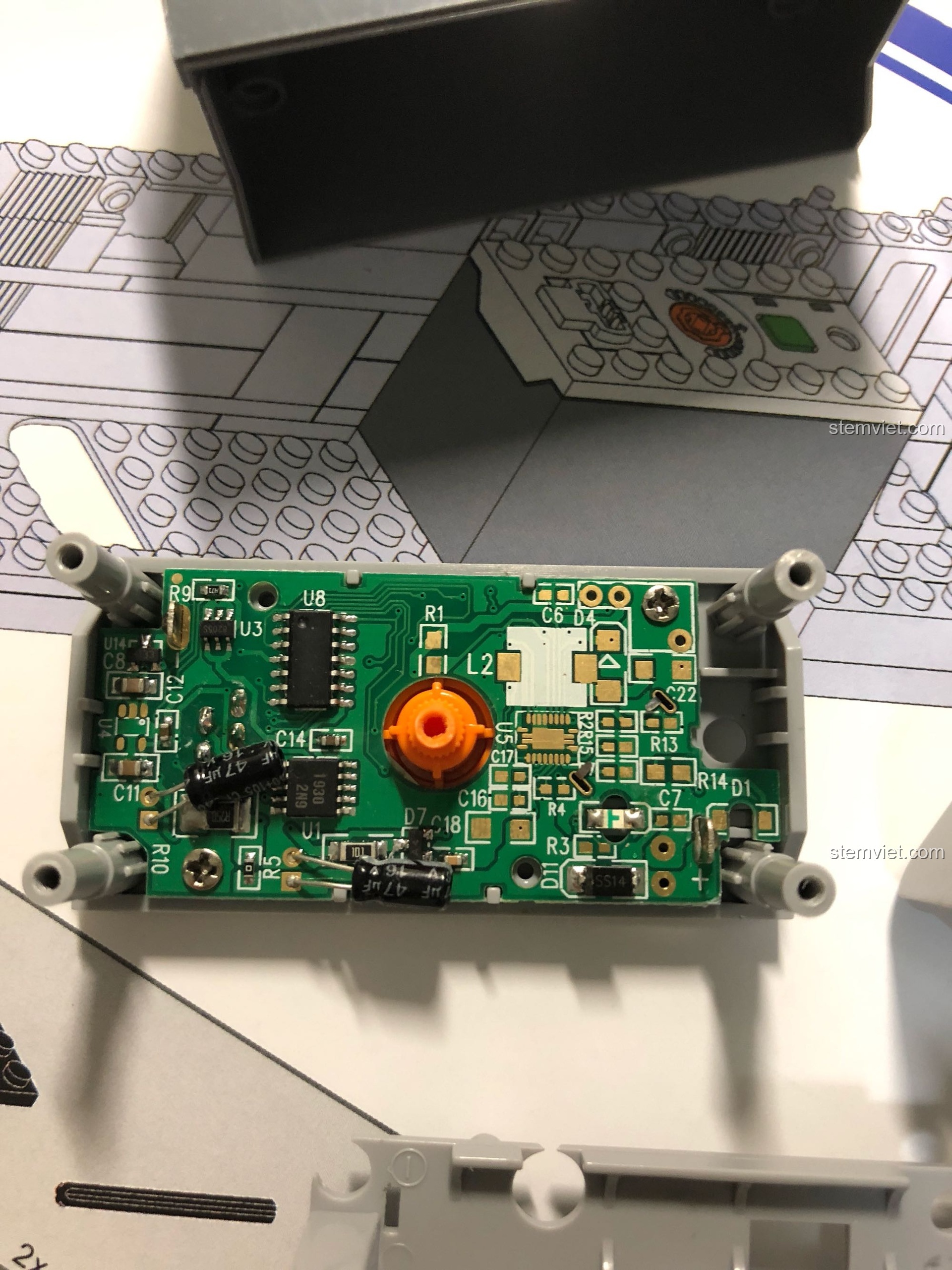 Chi tiết mạch điện tử bên trong hộp pin của bộ lắp ráp KAZI 98220 Tàu Hỏa Đông Phong 11Z, đảm bảo hoạt động ổn định.