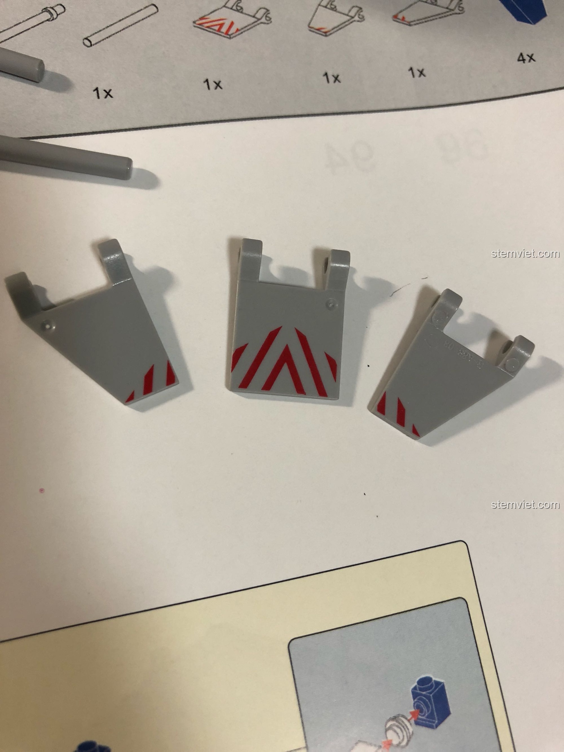 Các mảnh ghép in hình vạch cảnh báo màu đỏ trắng trong bộ KAZI 98220 Tàu Hỏa Đông Phong 11Z, tăng tính an toàn.