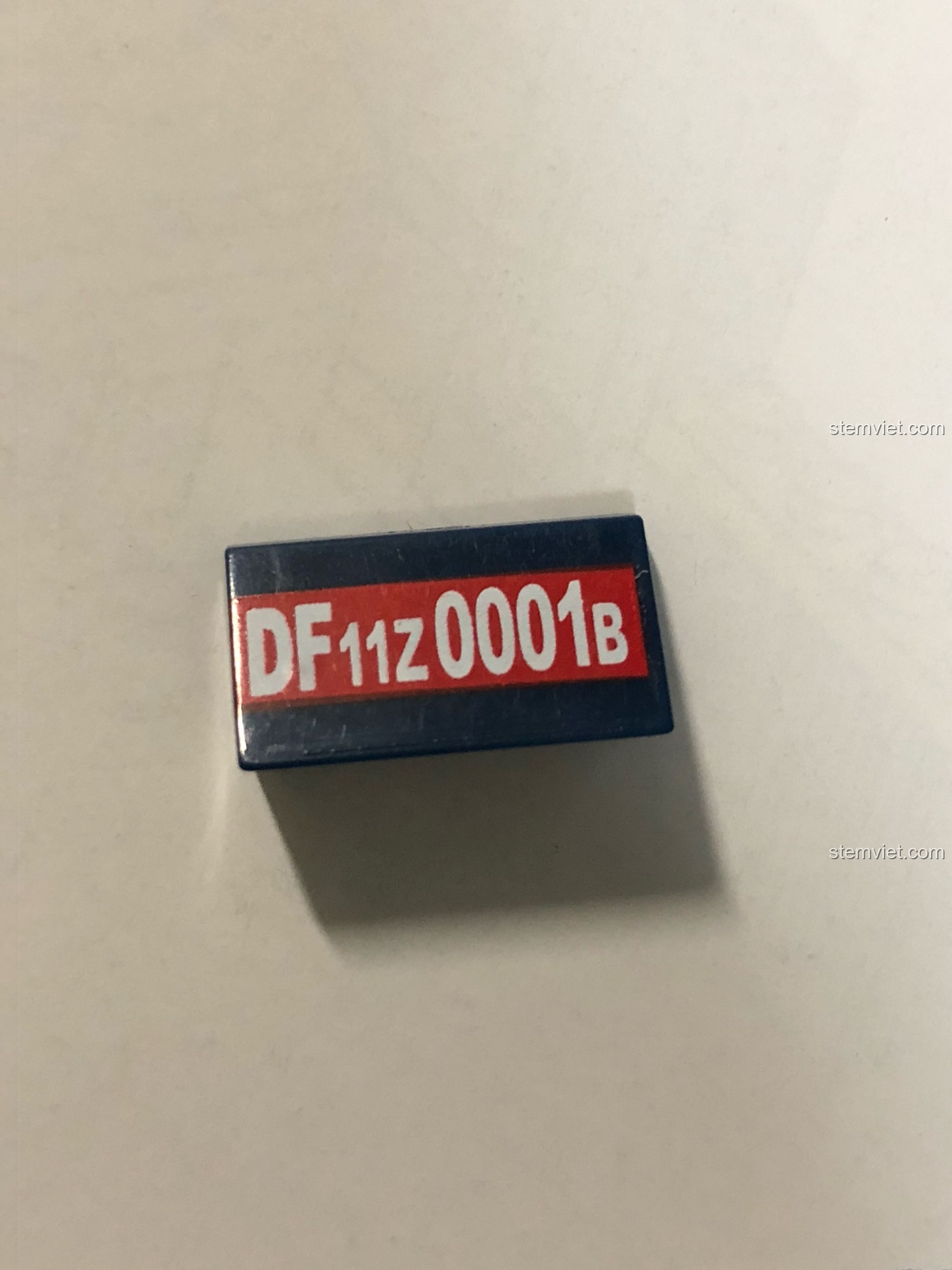 Mảnh ghép in chữ 'DF11Z 0001B' trên toa hành lý của bộ KAZI 98220 Tàu Hỏa Đông Phong 11Z, chi tiết chân thực.