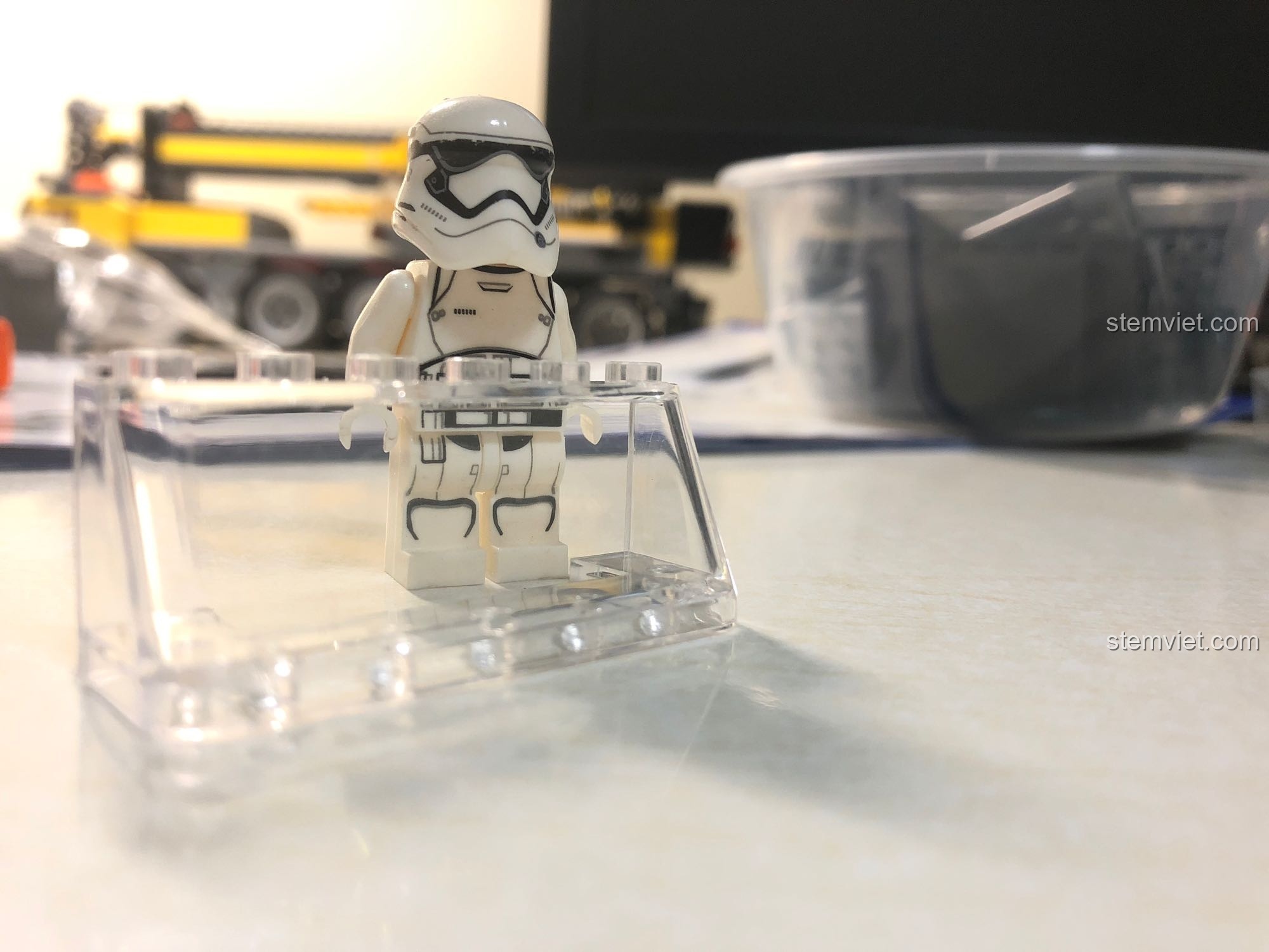 Mảnh ghép trong suốt và minifigure Stormtrooper trong bộ KAZI 98220 Tàu Hỏa Đông Phong 11Z, thể hiện chất lượng chi tiết.