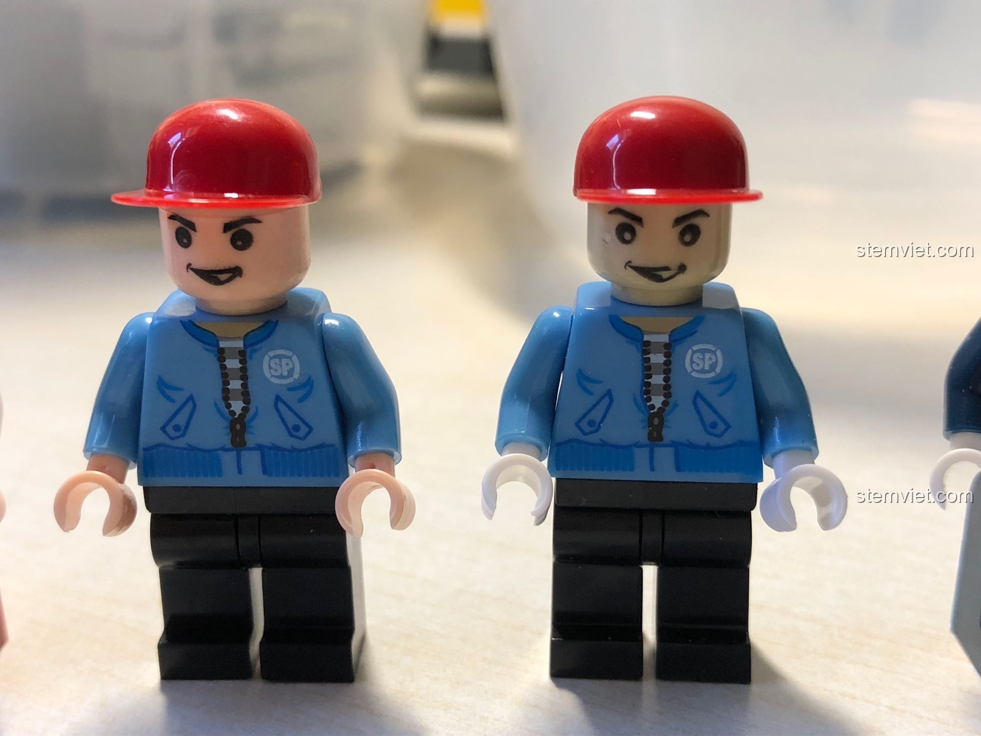 Cận cảnh hai minifigure nhân viên SP City Express trong bộ KAZI 98220 Tàu Hỏa Đông Phong 11Z, một người có màu da khác biệt.